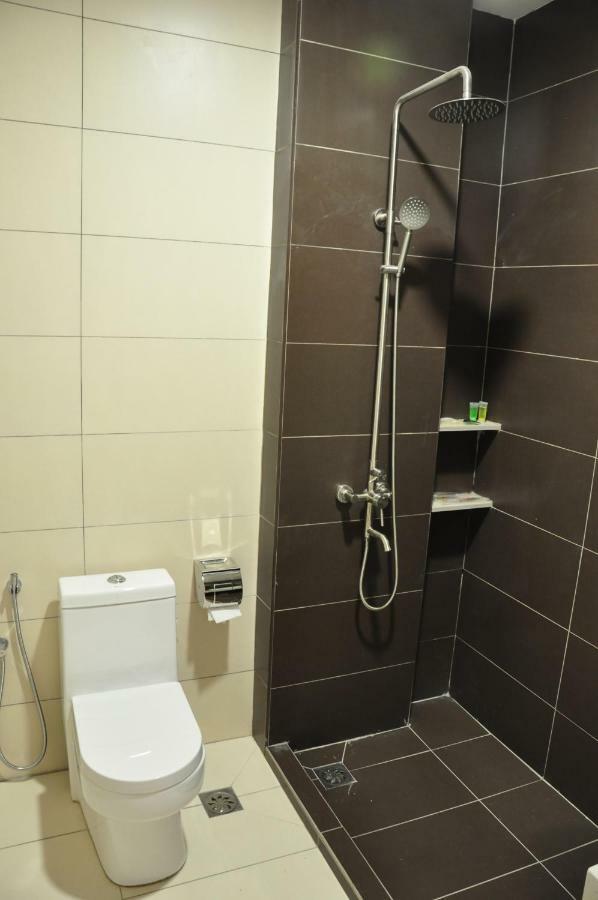 Frazel Inn Hotel Parit Buntar Exterior foto