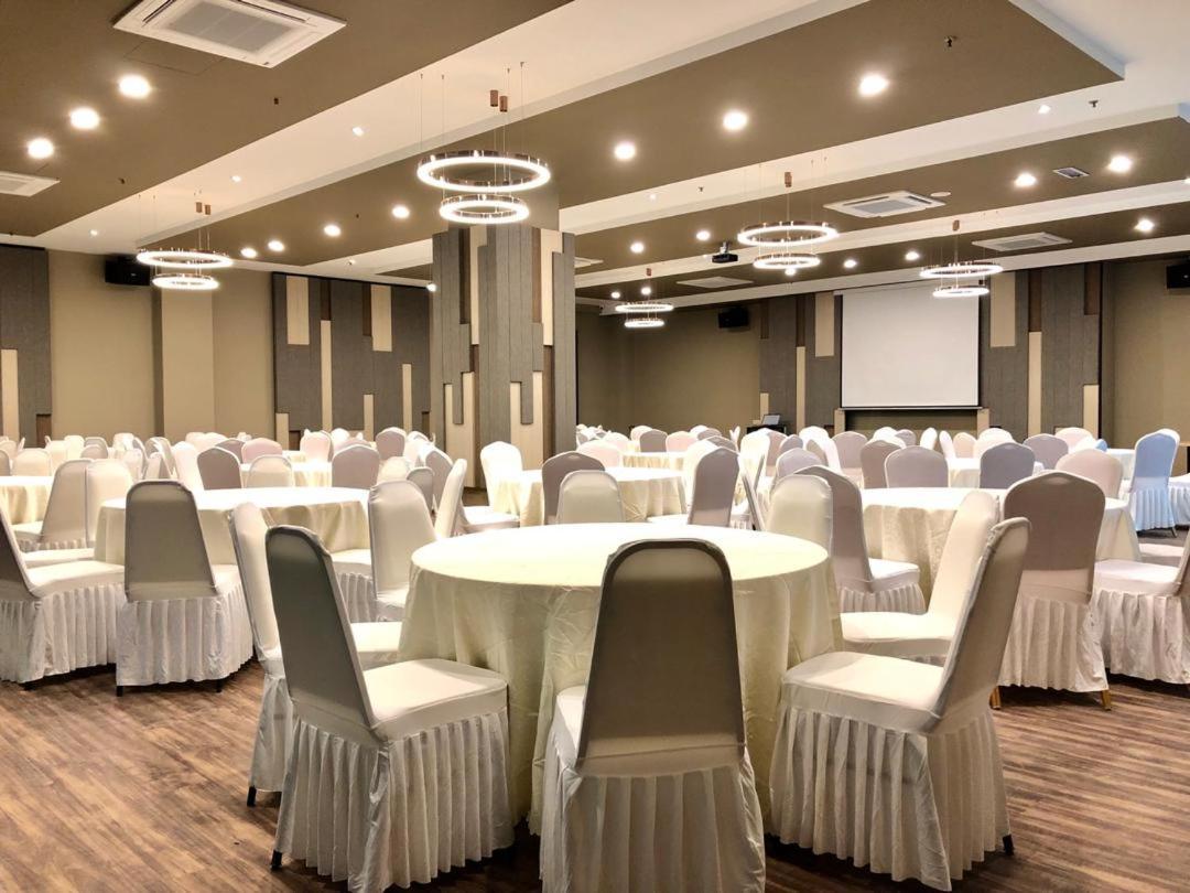 Frazel Inn Hotel Parit Buntar Exterior foto